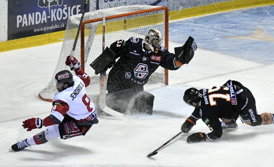 Hokejisti HC Košice zvíťazili v stredajšej dohrávke 26. kola Tipos Extraligy nad HC MV Transport Prešov 5:0. 