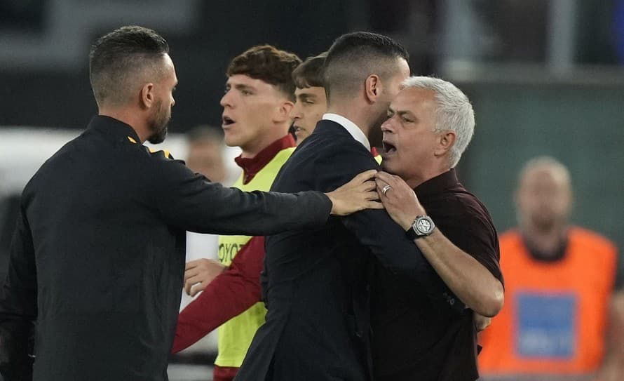 Portugalský futbalový tréner José Mourinho (60) si počas najbližších dvoch stretnutí talianskej Serie A nesadne na lavičku AS Rím. 
