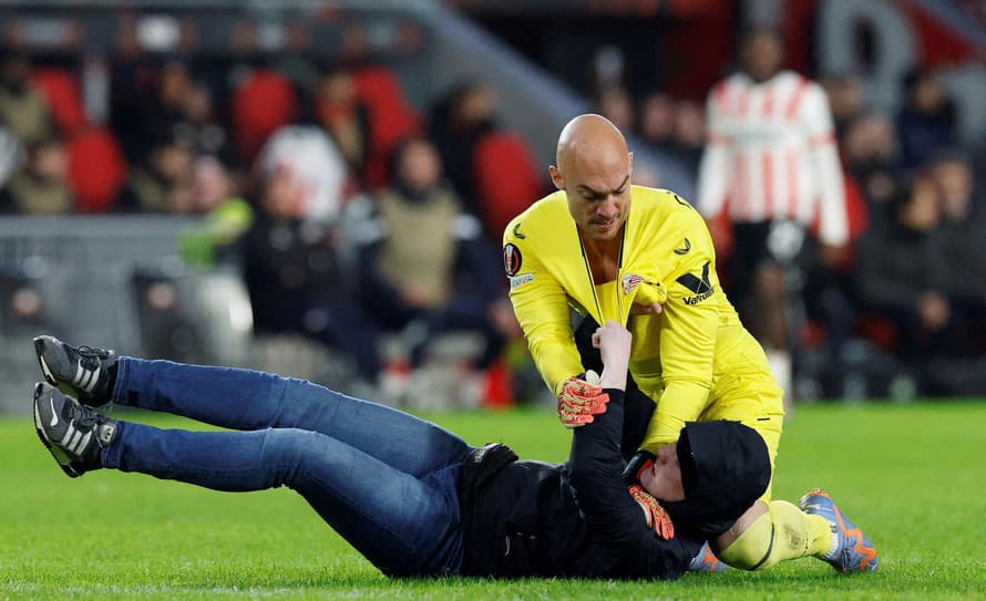 Futbalový fanúšik, ktorý vtrhol na ihrisko a napadol brankára Marka Dmitroviča z FC Sevilla počas odvetného zápasu play off o osemfinále ...