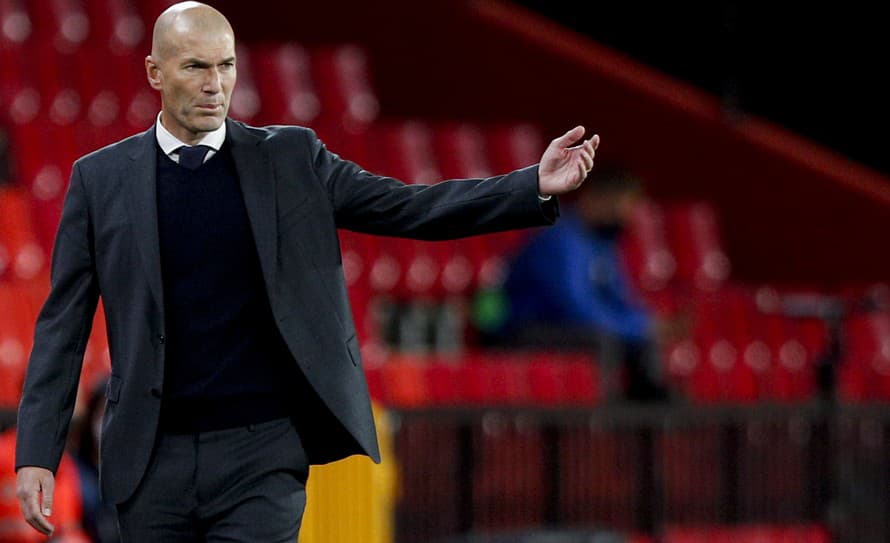 Francúz Zinedine Zidane (50) by sa údajne po tretí raz mohol stať hlavným trénerom futbalistov španielskeho klubu Real Madrid.
