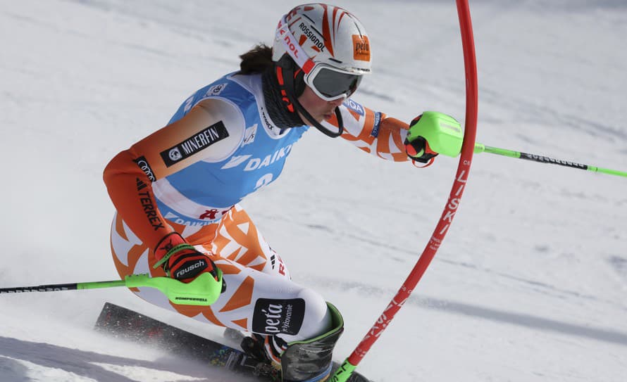 Slovenská lyžiarka Petra Vlhová figurovala po odjazdení všetkých pretekárok 1. kola slalomu Svetového pohára vo švédskom Are na 12. mieste.