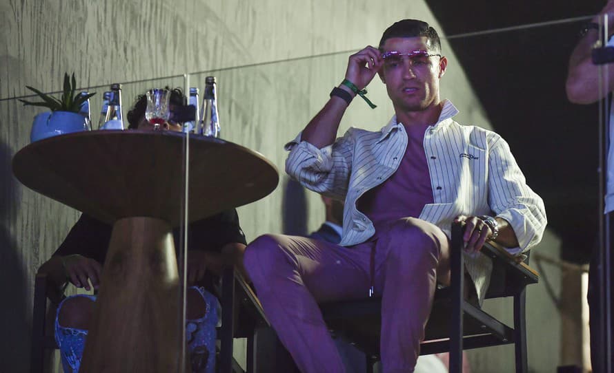Hviezdny portugalský útočník Cristiano Ronaldo (38) zarába rozprávkové peniaze a k svojim zamestnancom sa správa veľmi štedro. Ale unikli ...