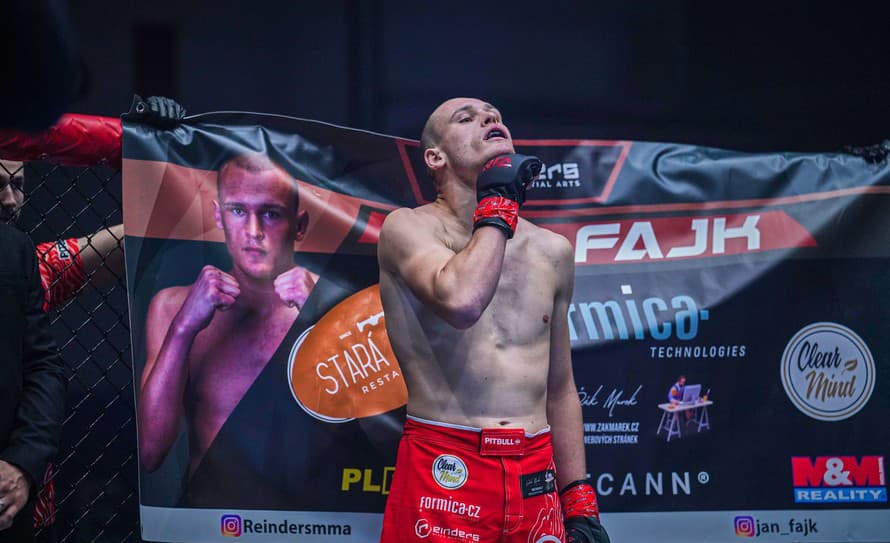 Trpkosť prehry ešte v profesionálnom MMA nepocítil český bojovník Jan Fajk. Na prvý pohľad nenápadný chlapec už štyroch svojich súperov ...