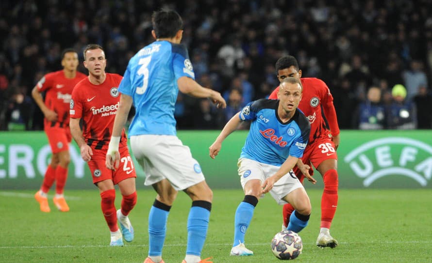Futbalisti SSC Neapol so Stanislavom Lobotkom sa premiérovo prebojovali do štvrťfinále Ligy majstrov.