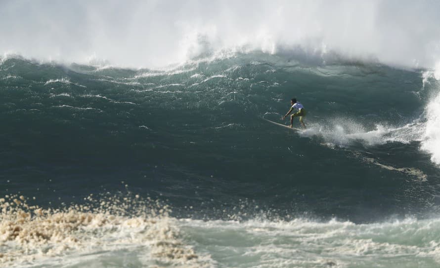 Štyridsať hodín strávil Austrálčan Blake Johnston (40) surfovaním na vlnách pri pláži Cronulla v Sydney a prekonal tým svetový rekord. 