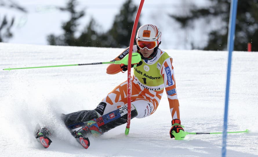 Slovenská lyžiarka Petra Vlhová sa usadila na čele po elitnej pätnástke 1. kola sobotného finálového slalomu Svetového pohára.