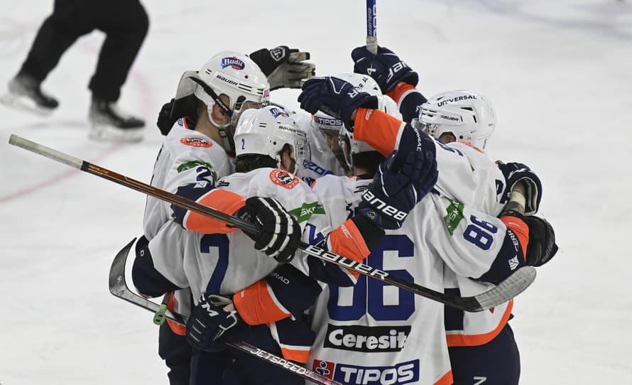 Hokejisti Dukly Michalovce zvíťazili v druhom súboji štvrťfinále play off Tipos extraligy na ľade Slovana Bratislava 3:2 po predĺžení ...