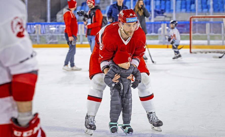 Má dôvod na úsmev! Hokejista českého majstra z Třinca a slovenský hokejový reprezentant Tomáš Marcinko (34) je už dvojnásobný otec. Jeho ...