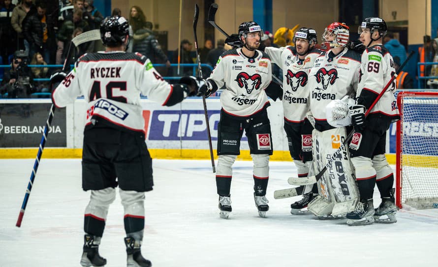 Banskobystrickí hokejisti vyhrali piaty štvrťfinálový duel play off Tipos extraligy, keď na svojom ľade zdolali Spišskú Novu Ves 4:1 ...