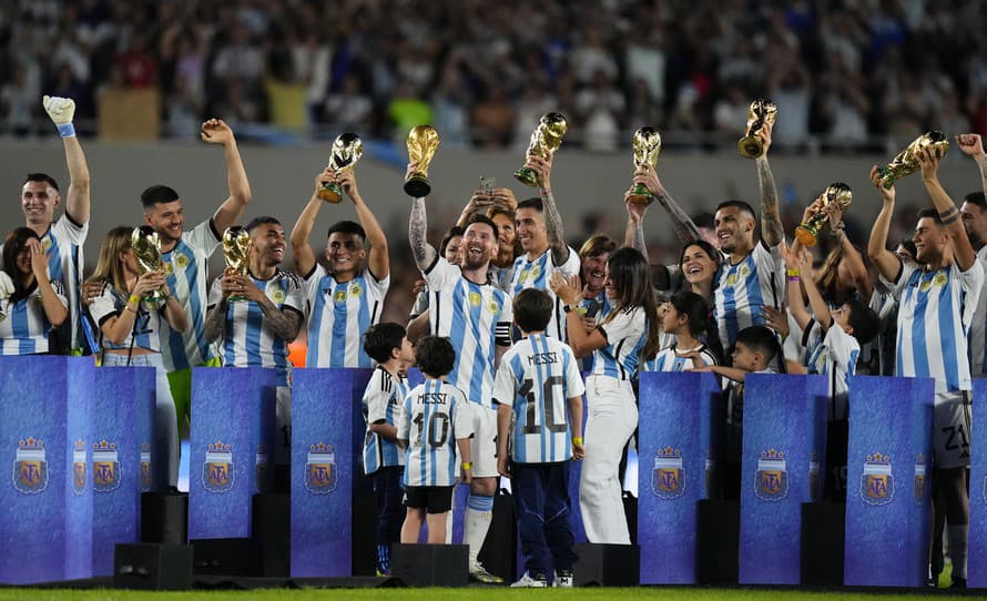 Futbalisti Argentíny oslávili triumf z vlaňajších MS víťazstvom 2:0 v prípravnom zápase s Panamou. Duel sa odohral na vypredanom štadióne ...