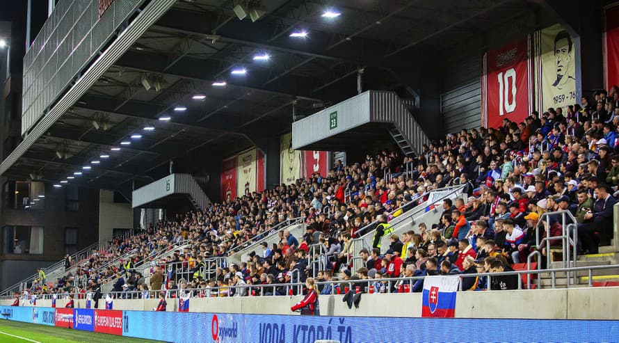 Dali im to pocítiť! Približne 3 500 frustrovaných fanúšikov na tribúnach štadióna v Trnave dalo hlasne najavo svoju frustráciu po zbabranom ...