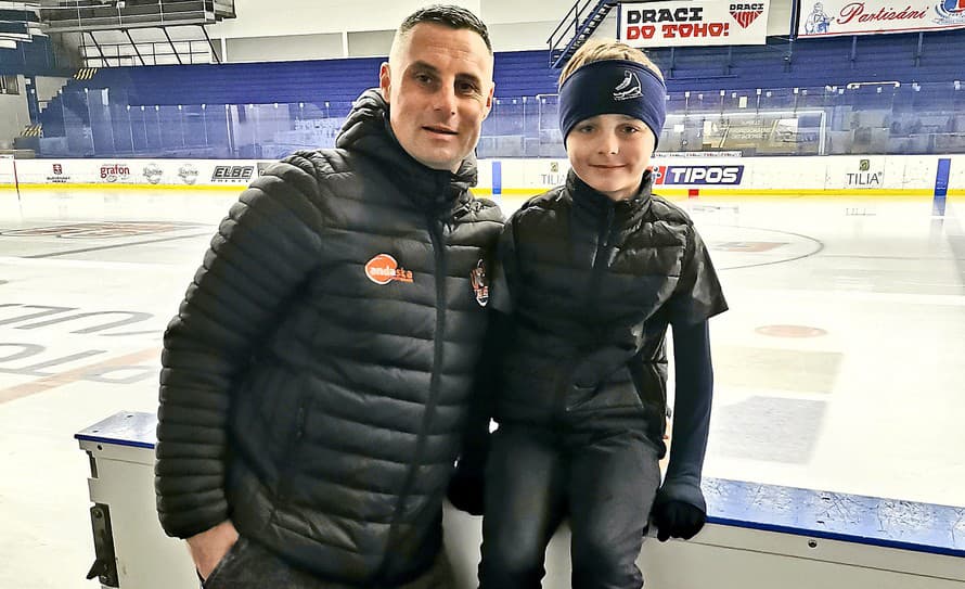 Športové gény zdedil po otcovi, ale hokejku v ruke nedrží. Reč je o synovi dvojnásobného hokejového šampióna a stále aktívneho hokejistu ...