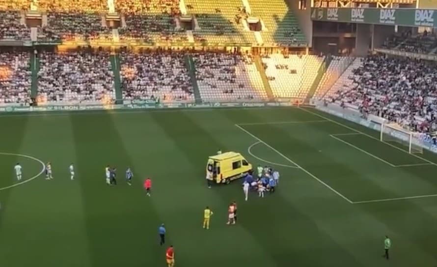 Celým srdcom oddaný mužstvu! Dramatické chvíle zažili diváci počas zápasu v tretej španielskej futbalovej lige.