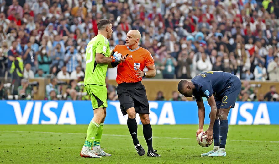 Zašlo to priďaleko! Arogantné a nešportové správanie sa argentínskeho brankára Emiliana Martíneza (30) počas penaltového rozstrelu vo ...