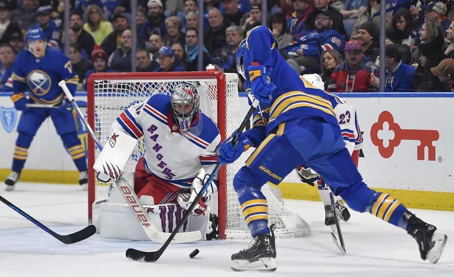 Hokejisti New Yorku Rangers v bránke s Jaroslavom Halákom prehrali v nočnom zápase NHL na ľade Buffala Sabres 2:3 po predĺžení. Slovenský ...