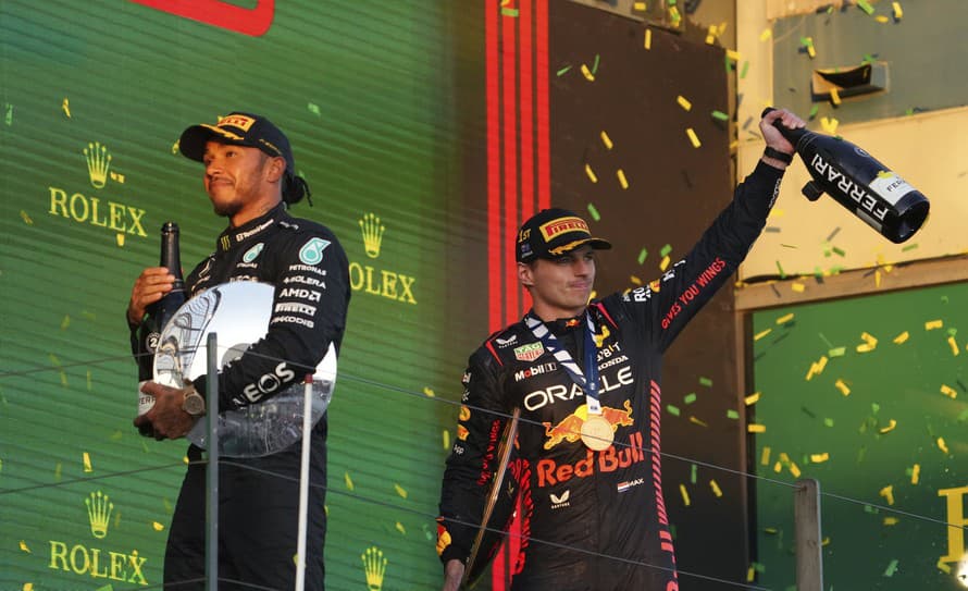 Holandský motoristický pretekár Max Verstappen vyhral nedeľnú Veľkú cenu Austrálie seriálu formuly 1. Druhý bol Lewis Hamilton na Mercedese ...
