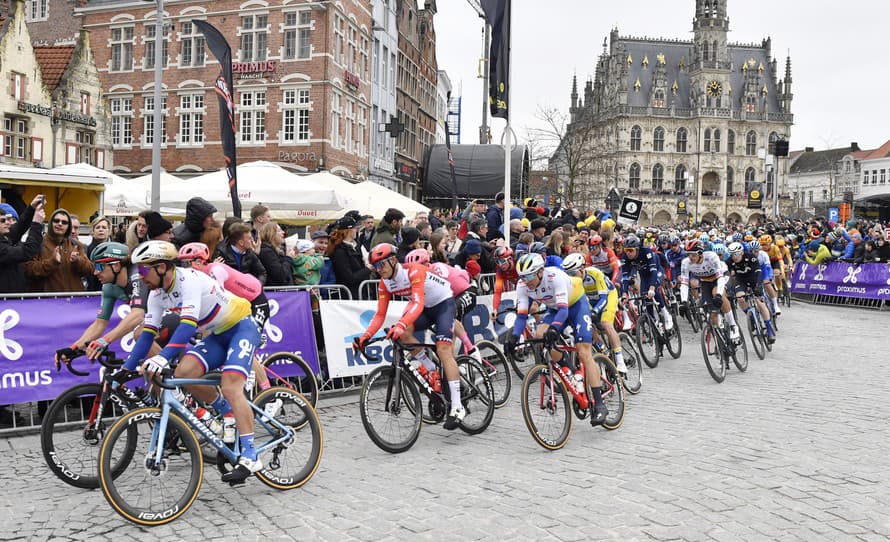 Cyklistické preteky Okolo Flámska poznačil hromadný pád približne štyridsiatich jazdcov. Medzi nimi bol aj Slovák Peter Sagan (33), ktorý ...