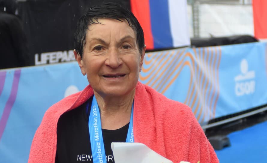 Napriek nepriaznivému počasiu a v úctyhodnom veku 74 rokov odbehla slovenská maratónska rekordérka Eva Seidlová v nedeľu svoj v poradí ...