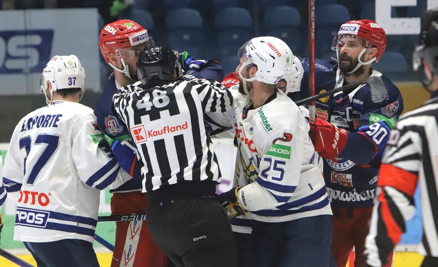 Hokejisti HKM Zvolen zvíťazili v druhom zápase semifinále play off Tipos extraligy na domácom ľade nad HK GROTTO Spišská Nová Ves 2:1 ...