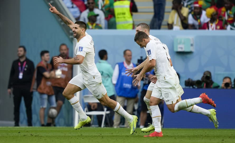 Srbský futbalista Aleksandar Mitrovič si za strčenie do rozhodcu vyslúžil exemplárny osemzápasový dištanc. Okrem útočníka Fulhamu pyká ...