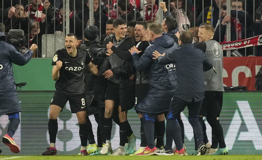 Futbalisti Bayernu Mníchov vypadli vo štvrťfinále Nemeckého pohára. Zverenci nového trénera Thomasa Tuchela prehrali v utorkovom súboji ...