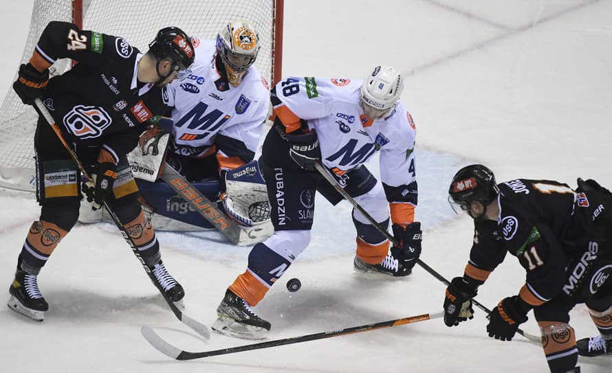 Hokejisti HK Dukla Ingema Michalovce zvíťazili v piatom semifinálovom zápase play off Tipos extraligy na ľade HC Košice 2:1 po predĺžení.