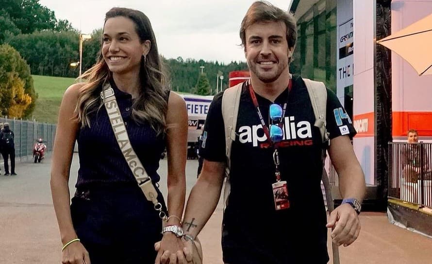 Každý sa vybral vlastnou cestou! Španiel Fernando Alonso (41) po svojom boku opäť nemá žiadnu ženu. Vzťah s rakúskou kráskou je minulosťou.