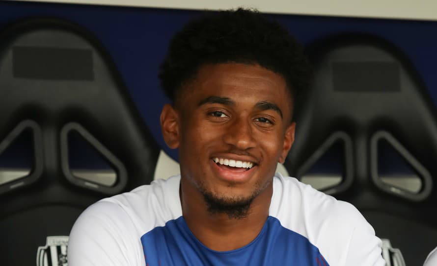 Dobieha ho minulosť! Talentovaný anglický futbalista Reiss Nelson sa bude musieť postaviť pred súd. 