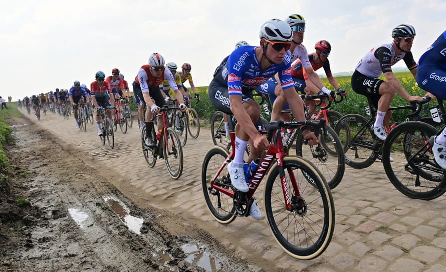 Holandský cyklista Mathieu van der Poel triumfoval na 120. ročníku slávnych pretekov Paríž - Roubaix.