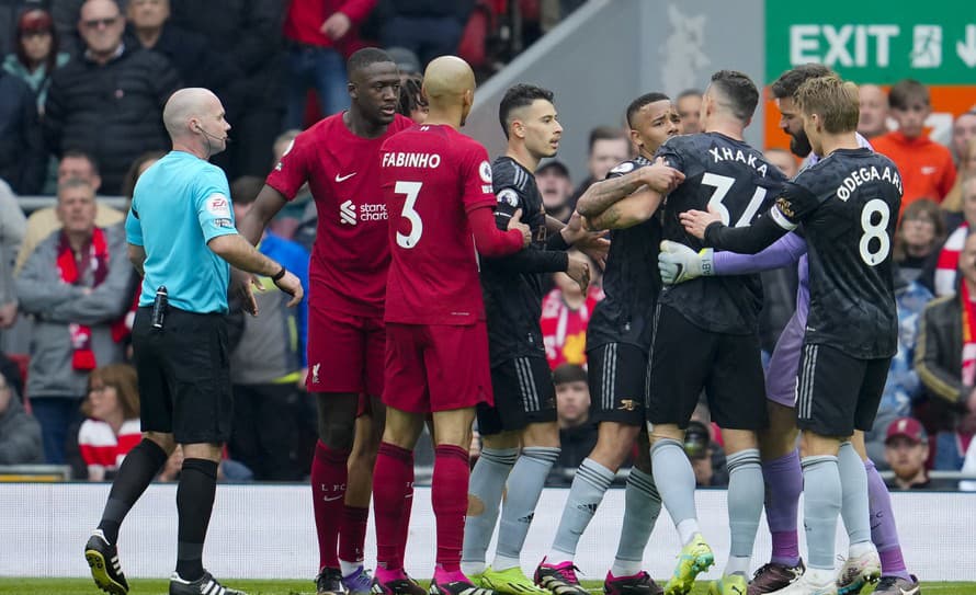 Futbalisti Arsenalu Londýn remizovali v nedeľnom zápase 30. kola anglickej Premier League na Anfield Road s domácim Liverpoolom 2:2. ...