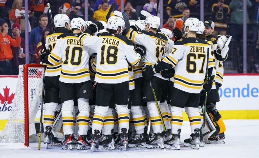 Hokejisti Bostonu Bruins slávili rekordný 63. triumf v základnej časti NHL. 
