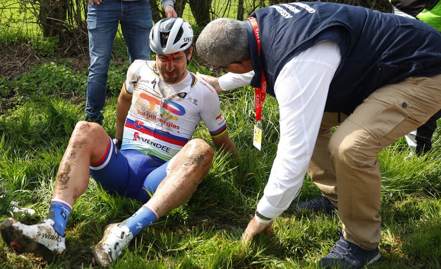 Ubolený, ale s dobrou náladou! Slovenský cyklista Peter Sagan utrpel po ťažkom páde na slávnej klasike Paríž – Roubaix otras mozgu a ...