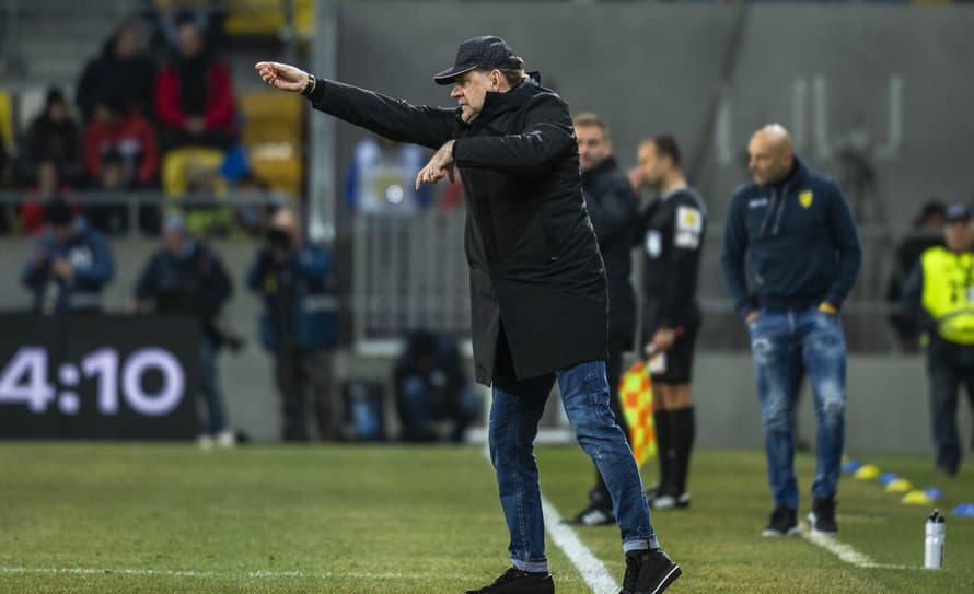 Tréner úradujúceho majstra Vladimír Weiss st. (58) sa opäť obul do svojich hráčov.