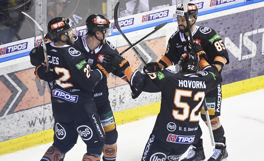 Hokejisti HC Košice sa ujali vedenia vo finálovej sérii play off Tipos extraligy. V úvodnom zápase zdolali na domácom ľade HKM Zvolen ...