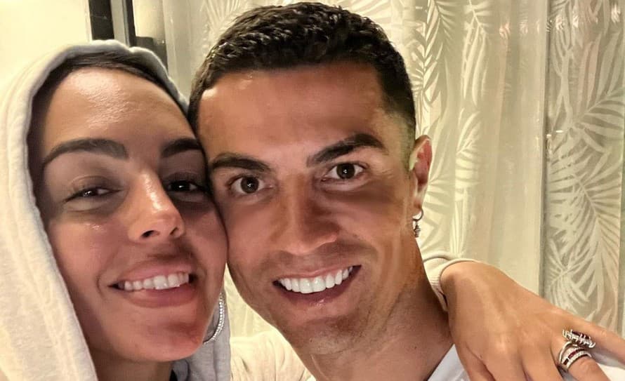 Fanúšikovia boli šokovaní! Portugalský futbalista Cristiano Ronaldo (38) v príbehu na sociálnej sieti Instagram zverejnil fotografiu, ...