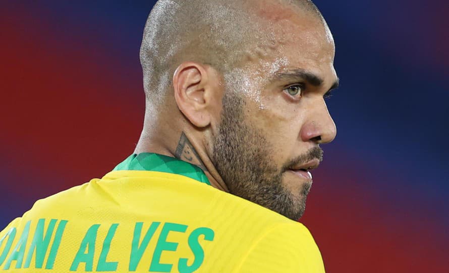 Brazílsky futbalista Dani Alves (39) v pondelok vypovedal na súde v Španielsku v prípade údajného sexuálneho napadnutie ženy v Barcelone.