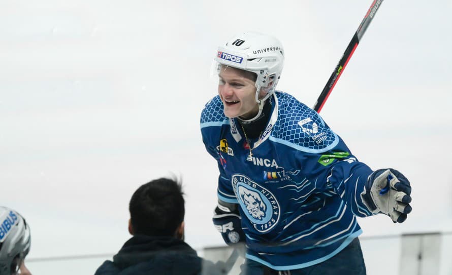 Dočkal sa! Hokejový útočník Adam Sýkora (18) absolvoval cez víkend víťazný debut v drese Hartfordu v AHL.