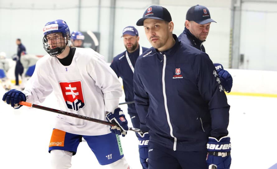 Štvrtkovým zápasom s českými rovesníkmi odštartujú slovenskí hokejoví reprezentanti do 18 rokov svoje účinkovanie na majstrovstvách sveta ...