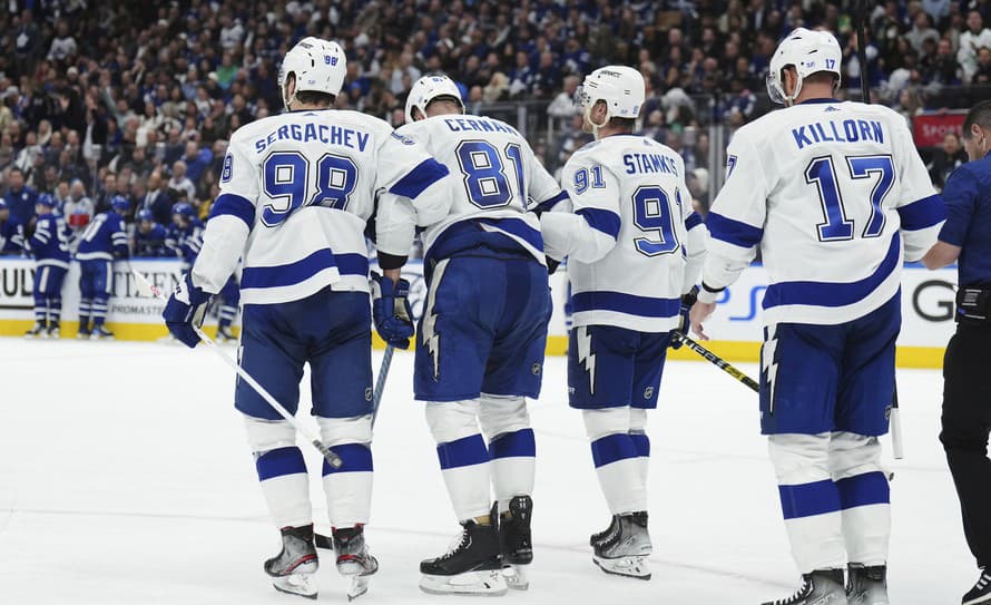 Kanadský hokejový útočník Michael Bunting si v play off NHL nezahrá za Toronto tri stretnutia.