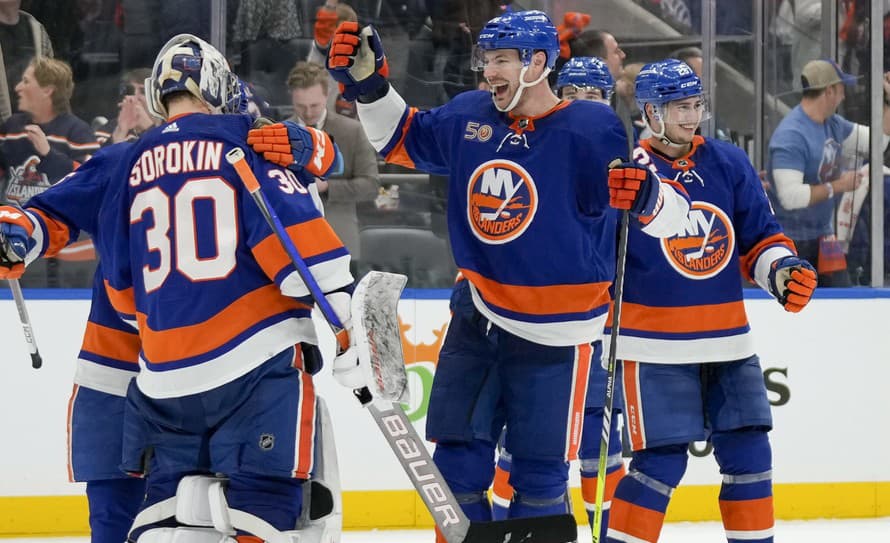 Hokejisti New Yorku Islanders vyhrali v noci na sobotu nad Carolinou 5:1 a svoju stratu v 1. kole play off NHL znížili na 1:2. 