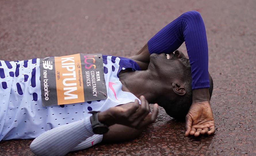 Kenský bežec Kelvin Kiptum (23) vyhral v nedeľu Londýnsky maratón v druhom najlepšom čase histórie 2:01:25 h. 