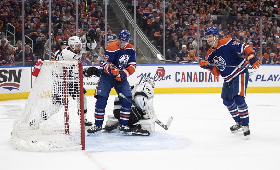 Nočné zápasy zámorskej NHL priniesli až dva góly, ktoré padli po zásahu puku do úst. Netradičným spôsobom skóroval útočník Edmontonu ...