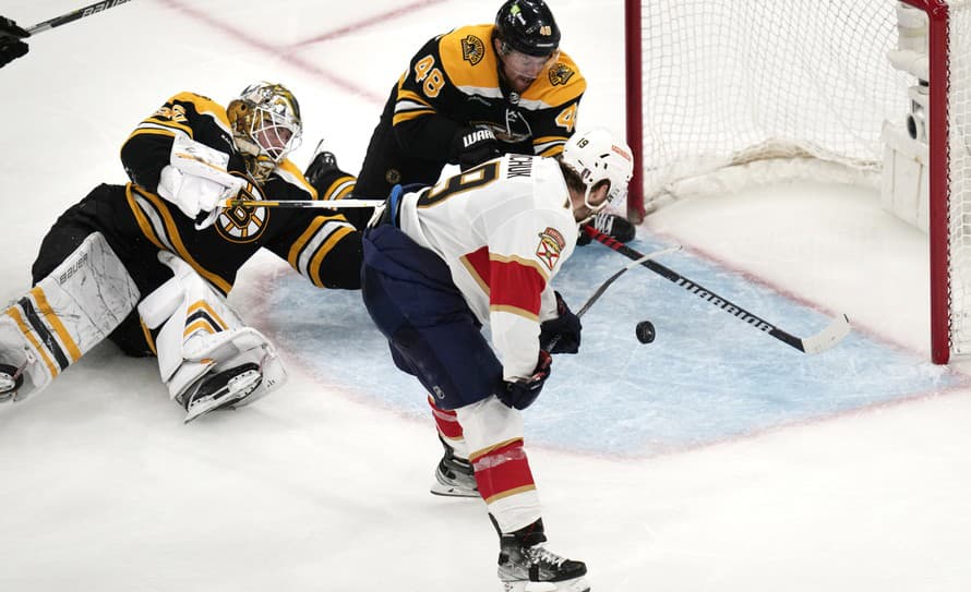 Obrovská chyba! Brankár hokejistov Bostonu Bruins Linus Ullmark (29) sa v predĺžení piateho zápasu štvrťfinále play off v NHL dopustil ...