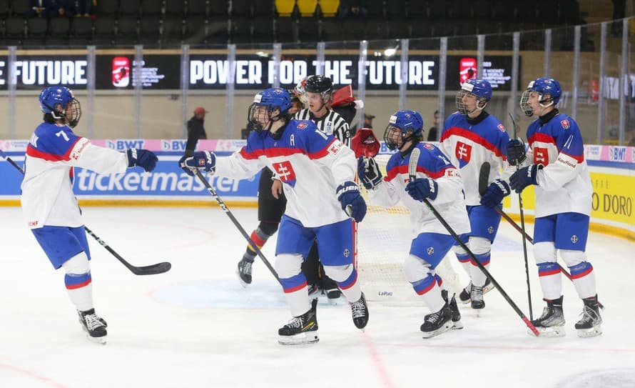 Slovenskí hokejoví reprezentanti postúpili na MS hráčov do 18 rokov vo Švajčiarsku do semifinále. Vo štvrtkovom štvrťfinálovom stretnutí ...
