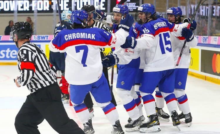 Slovenskí reprezentanti do 18 rokov postúpili do semifinále majstrovstiev sveta po prvý raz od roku 2003. Veľký triumf si náležite užívajú!