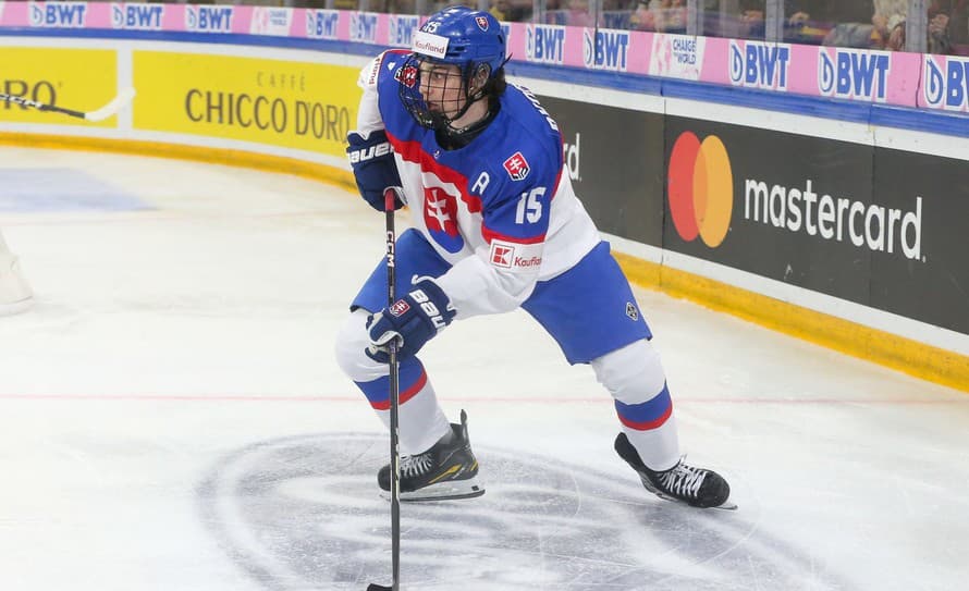 Slovenskí hokejisti do 18 rokov bude hrať na MS vo Švajčiarsku o bronz. V sobotnom semifinále prehrali s favorizovaným tímom USA jednoznačne ...