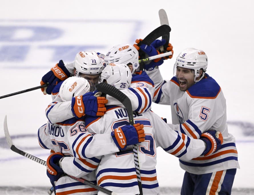 Hokejisti Toronta a Edmontonu postúpili do 2. kola play off NHL. Maple Leafs uspeli v noci na nedeľu na ľade Tampy Bay 2:1 po predĺžení ...
