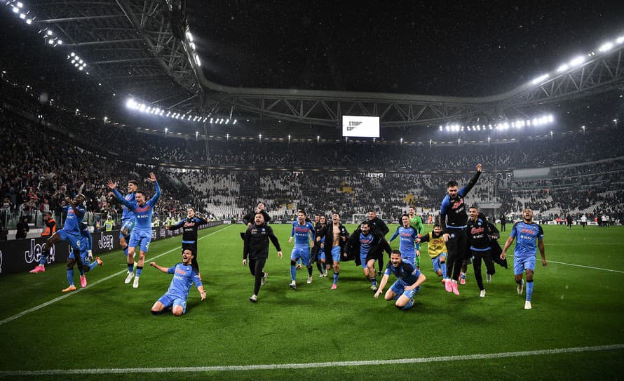 Futbalisti SSC Neapol v kádri so slovenským stredopoliarom Stanislavom Lobotkom sú po 33 rokoch opäť majstri Talianska. 