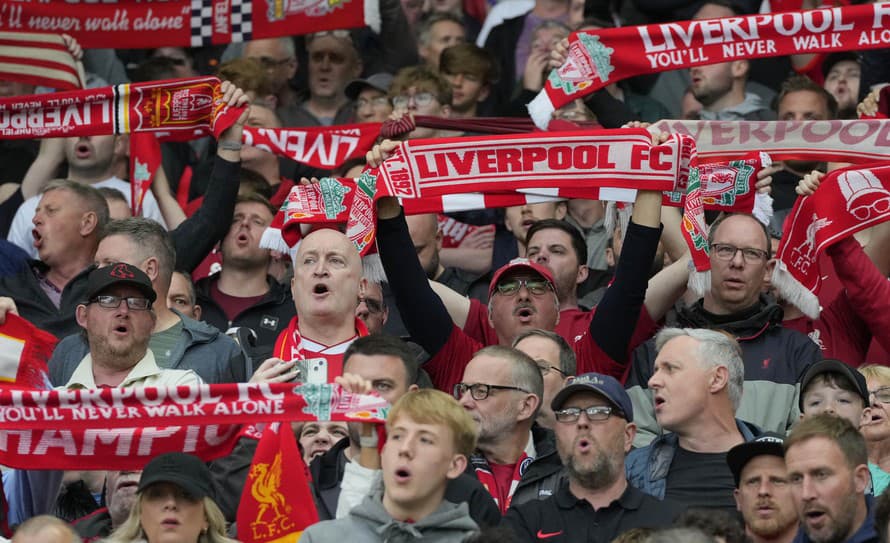 Fanúšikovia anglického futbalového klubu FC Liverpool pred výkopom sobotňajšieho zápasu Premier League 2022/2023 proti Brentfordu (1:0) ...