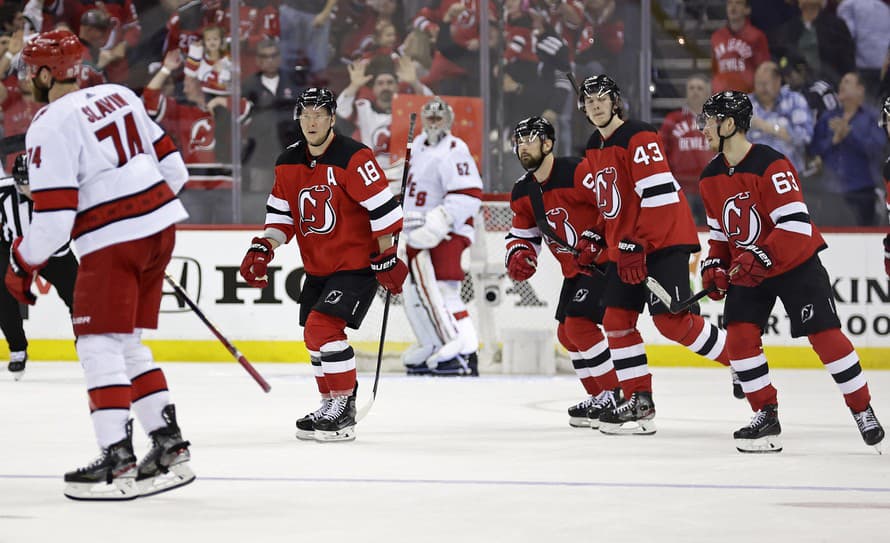 Hokejisti New Jersey v zostave so slovenským útočníkom Tomášom Tatarom si v 2. kole play off NHL pripísali prvé víťazstvo. 